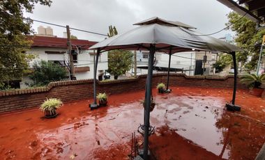 Excelente propiedad de 3 ambientes con cochera  y terraza y departamento  monoambiente.