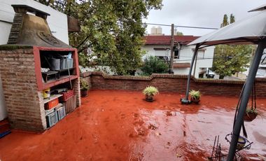 Excelente propiedad de 3 ambientes con cochera  y terraza y departamento  monoambiente.