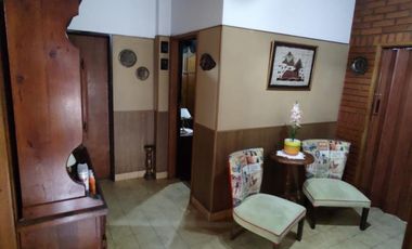 Excelente propiedad de 3 ambientes con cochera  y terraza y departamento  monoambiente.