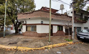 Excelente propiedad de 3 ambientes con cochera  y terraza y departamento  monoambiente.