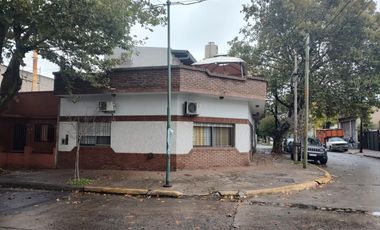 Excelente propiedad de 3 ambientes con cochera  y terraza y departamento  monoambiente.