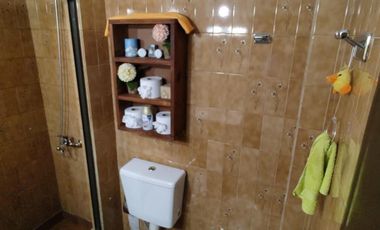 Excelente propiedad de 3 ambientes con cochera  y terraza y departamento  monoambiente.