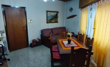 Excelente propiedad de 3 ambientes con cochera  y terraza y departamento  monoambiente.
