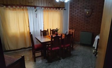 Excelente propiedad de 3 ambientes con cochera  y terraza y departamento  monoambiente.
