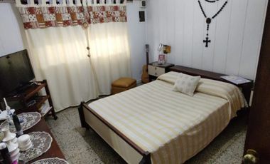 Excelente propiedad de 3 ambientes con cochera  y terraza y departamento  monoambiente.