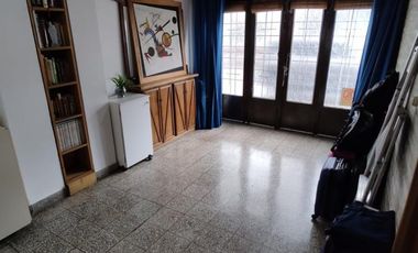 Excelente propiedad de 3 ambientes con cochera  y terraza y departamento  monoambiente.