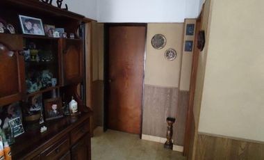 Excelente propiedad de 3 ambientes con cochera  y terraza y departamento  monoambiente.