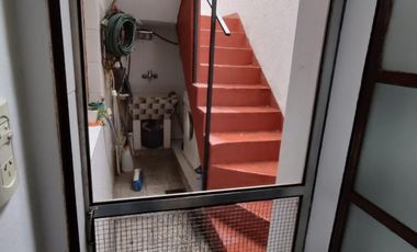 Excelente propiedad de 3 ambientes con cochera  y terraza y departamento  monoambiente.