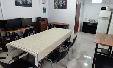 Excelente propiedad de 3 ambientes con cochera  y terraza y departamento  monoambiente.