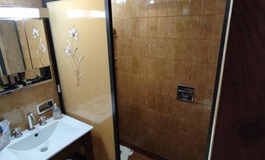 Excelente propiedad de 3 ambientes con cochera  y terraza y departamento  monoambiente.