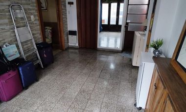 Excelente propiedad de 3 ambientes con cochera  y terraza y departamento  monoambiente.