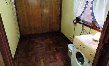 Excelente propiedad de 3 ambientes con cochera  y terraza y departamento  monoambiente.