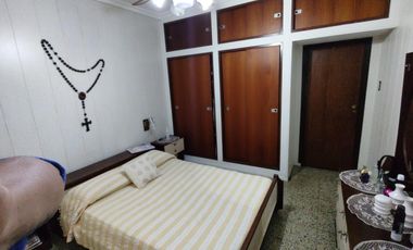 Excelente propiedad de 3 ambientes con cochera  y terraza y departamento  monoambiente.