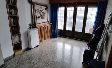 Excelente propiedad de 3 ambientes con cochera  y terraza y departamento  monoambiente.