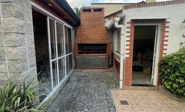 Casa de 4 Ambientes y garaje doble en Banfield.
