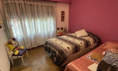 Casa de 4 Ambientes y garaje doble en Banfield.