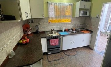 Casa de 4 Ambientes y garaje doble en Banfield.