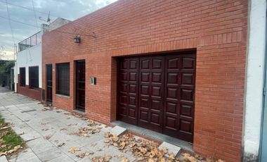 Casa de 4 Ambientes y garaje doble en Banfield.