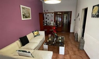 Casa de 4 Ambientes y garaje doble en Banfield.
