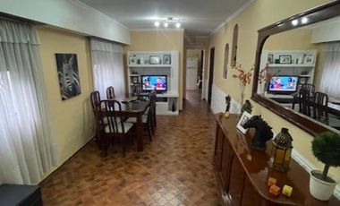 Casa de 4 Ambientes y garaje doble en Banfield.