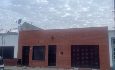 Casa de 4 Ambientes y garaje doble en Banfield.