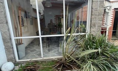 Casa de 4 Ambientes y garaje doble en Banfield.