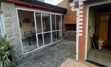 Casa de 4 Ambientes y garaje doble en Banfield.