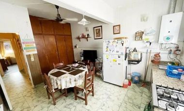 EXCELENTE EDIFICIO CON 2 VIVIENDA EN PLANTA BAJA POSEE AMPLIO LOCAL PARA POSIBLE COCHERA.