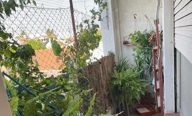 EXCELENTE EDIFICIO CON 2 VIVIENDA EN PLANTA BAJA POSEE AMPLIO LOCAL PARA POSIBLE COCHERA.