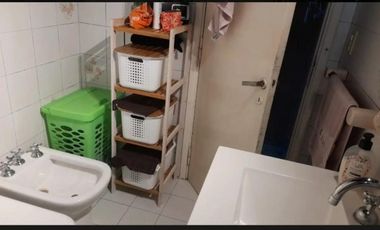 EXCELENTE EDIFICIO CON 2 VIVIENDA EN PLANTA BAJA POSEE AMPLIO LOCAL PARA POSIBLE COCHERA.