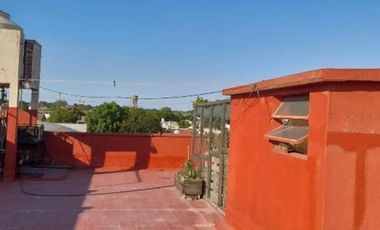 EXCELENTE EDIFICIO CON 2 VIVIENDA EN PLANTA BAJA POSEE AMPLIO LOCAL PARA POSIBLE COCHERA.