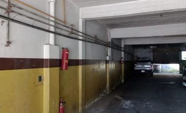 EXCELENTE EDIFICIO CON 2 VIVIENDA EN PLANTA BAJA POSEE AMPLIO LOCAL PARA POSIBLE COCHERA.