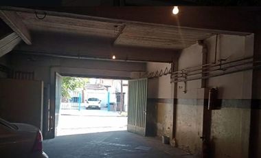 EXCELENTE EDIFICIO CON 2 VIVIENDA EN PLANTA BAJA POSEE AMPLIO LOCAL PARA POSIBLE COCHERA.