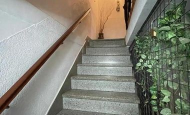 EXCELENTE EDIFICIO CON 2 VIVIENDA EN PLANTA BAJA POSEE AMPLIO LOCAL PARA POSIBLE COCHERA.