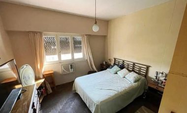 EXCELENTE EDIFICIO CON 2 VIVIENDA EN PLANTA BAJA POSEE AMPLIO LOCAL PARA POSIBLE COCHERA.