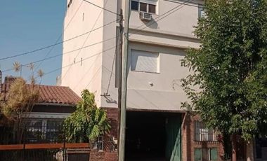 EXCELENTE EDIFICIO CON 2 VIVIENDA EN PLANTA BAJA POSEE AMPLIO LOCAL PARA POSIBLE COCHERA.