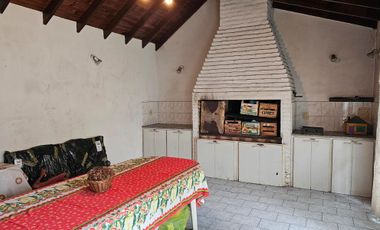 VENTA DE CASA CUATRO AMB, ZONA VILLA BALLESTER