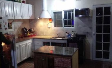 CASA 3 AMBIENTES MAS DOS DEPARTAMENTOS AMOBLADOS