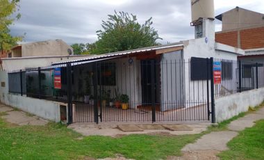 Dos casas sobre un mismo lote, en esquina