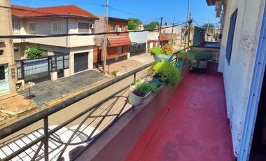 Casa 4 ambientes, quincho, parrilla, patio y terraza, en excelente estado