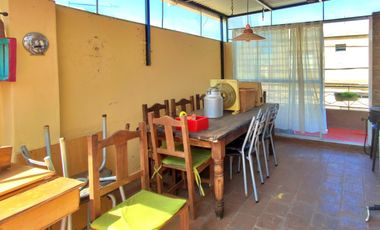 Casa 4 ambientes, quincho, parrilla, patio y terraza, en excelente estado