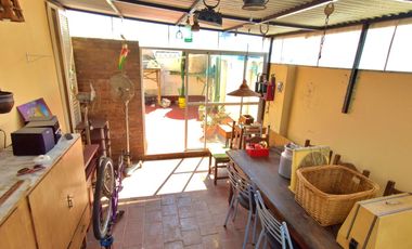 Casa 4 ambientes, quincho, parrilla, patio y terraza, en excelente estado