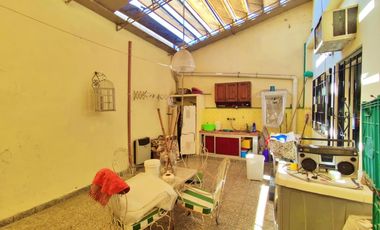 Casa 4 ambientes, quincho, parrilla, patio y terraza, en excelente estado