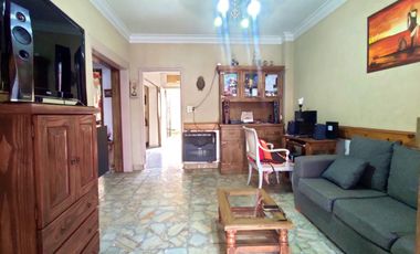 Casa 4 ambientes, quincho, parrilla, patio y terraza, en excelente estado