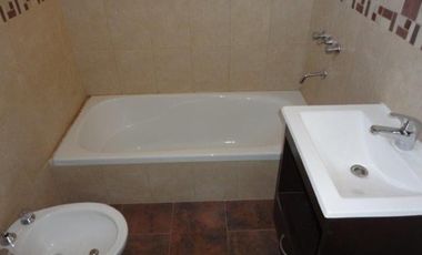 VENTA DE EXCELENTE DUPLEX 3 AMBIENTES EN LUIS GUILLÓN - 4 COCHERAS