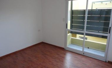 VENTA DE EXCELENTE DUPLEX 3 AMBIENTES EN LUIS GUILLÓN - 4 COCHERAS