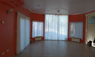 Muy linda casa en venta con vista al mar