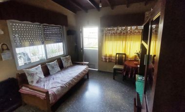 Casa 3 dormitoros mas estudio pequeño C/garage 2 autos y patio