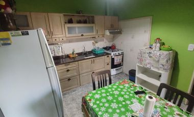 Casa 3 dormitoros mas estudio pequeño C/garage 2 autos y patio