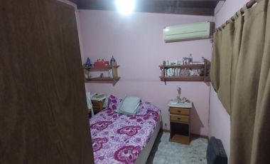 Casa 3 dormitoros mas estudio pequeño C/garage 2 autos y patio